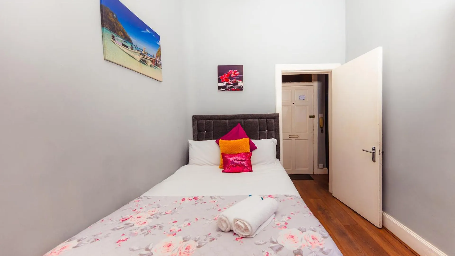 Warm 1 Bed Apartment By Holyrood Palace And Park! Edinburgh 0*,  United Kingdom