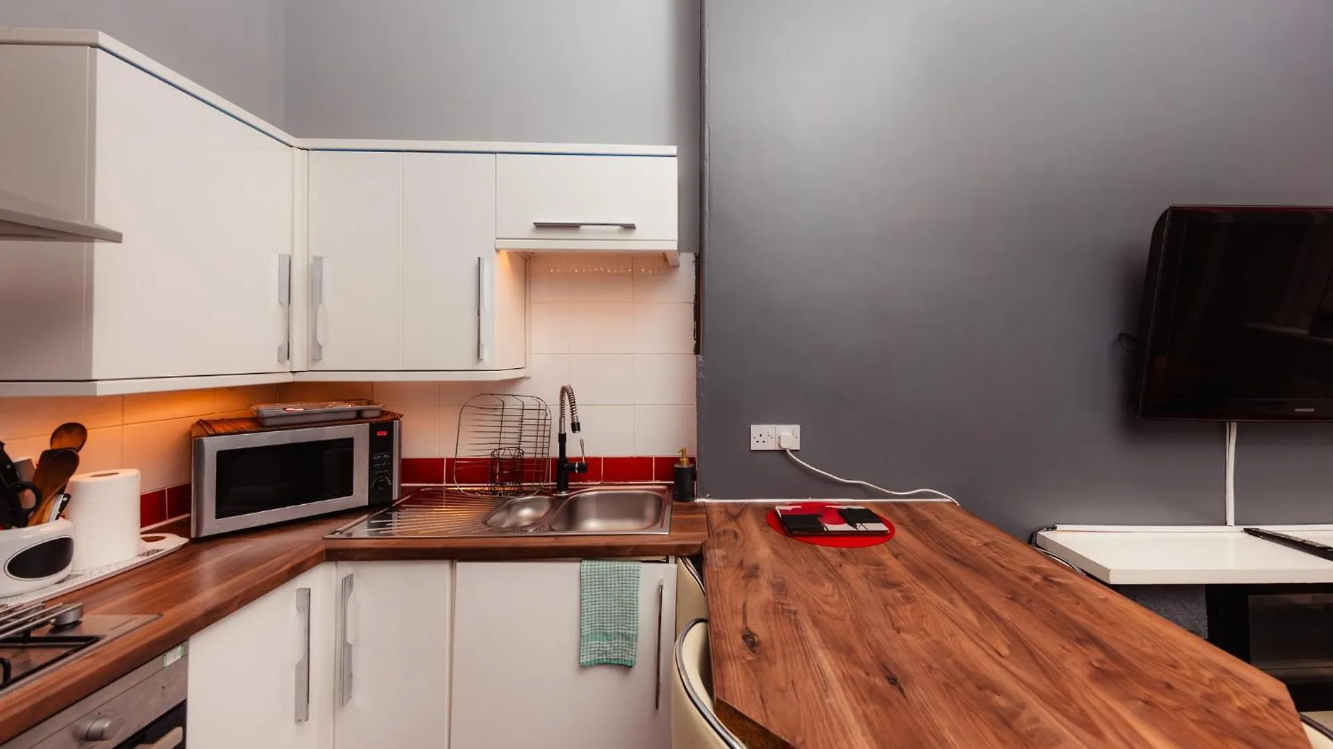 Warm 1 Bed Apartment By Holyrood Palace And Park! Edinburgh